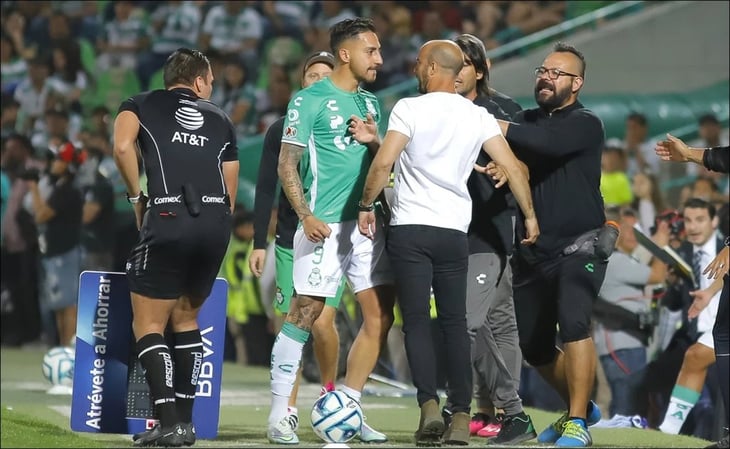 Futbolista de Santos encara al director técnico de Puebla: “No tiene huev…”