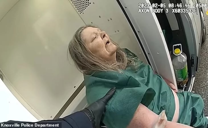 Muere mujer de un derrame cerebral en vehículo policial en EU; le negaron atención en hospital