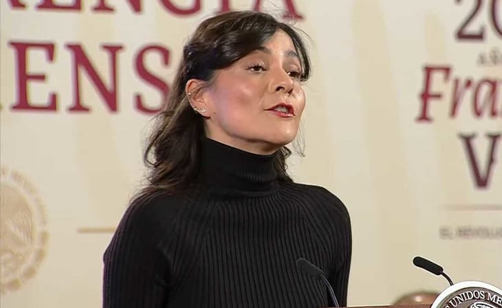 Como AMLO, Elizabeth García Vilchis pasa lista de los asistentes al Zócalo en defensa del INE