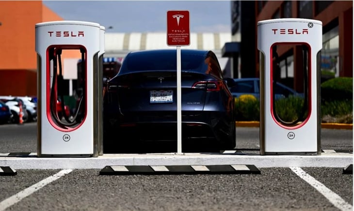 México en pláticas con Tesla para instalar planta de baterías