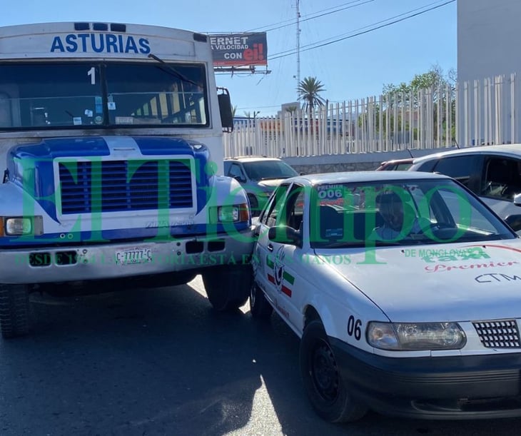 Camión de Asturias choca y arrastra taxi en la Zona Centro de Monclova