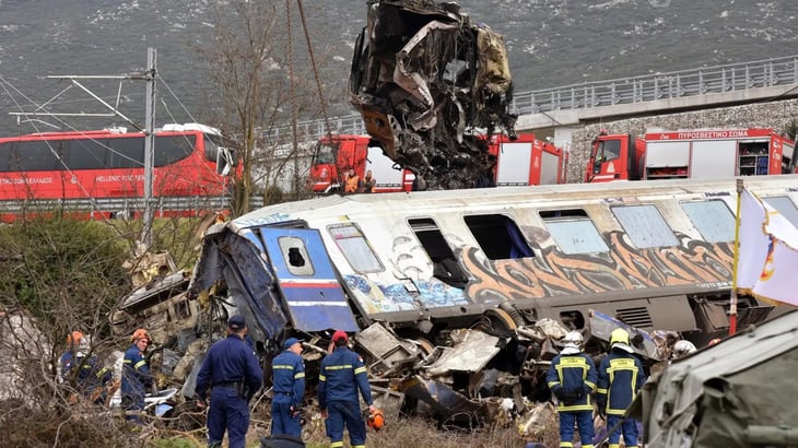 Dimite el ministro de Transporte griego, tras choque de trenes
