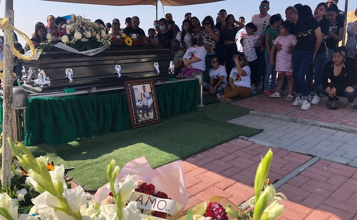 Familiares y amigos sepultan a 3 de los 5 jóvenes fallecidos en Nuevo Laredo, Tamaulipas