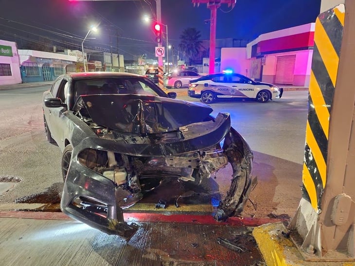 Conductor destroza su auto al chocar contra un semáforo