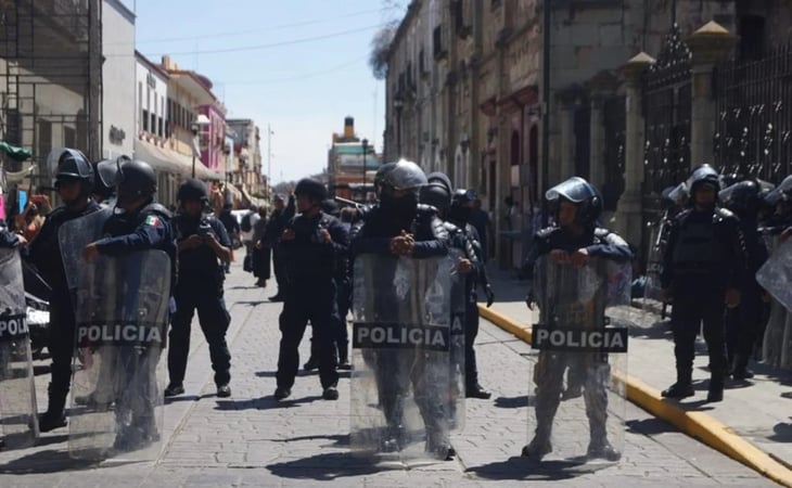 Con golpes y gases, desalojan a manifestantes zapotecos del Palacio de Gobierno de Oaxaca