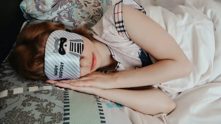 Los beneficios de llevar una máscara para los ojos mientras duermes