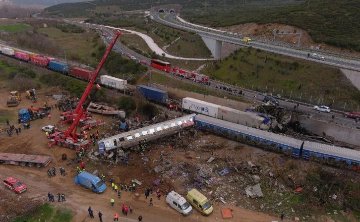 'Un error humano', choque de trenes en Grecia, son 38 muertos