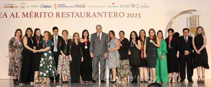 'Chema' entrega presea al Mérito Restaurantero