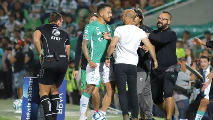 Tensión en el fútbol mexicano: un futbolista argentino cortó una entrevista e increpó al técnico rival