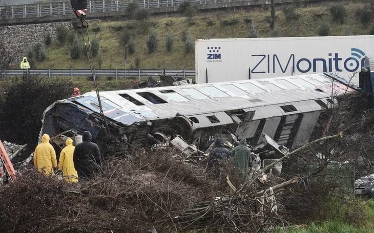 Imputan al jefe de estación por accidente ferroviario en Grecia; van 47 muertos 