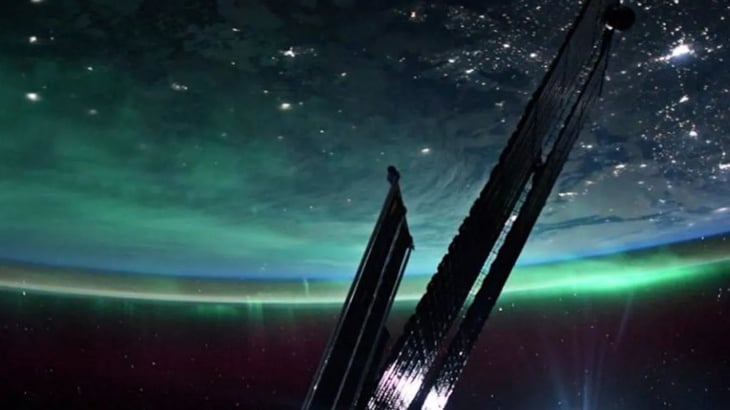 La espectacular vista de una aurora a través de un astronauta