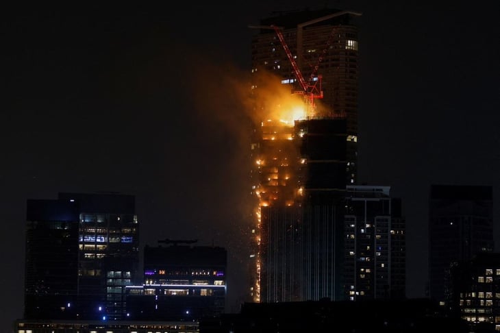 Rascacielos se incendia en Hong Kong; reportan dos heridos
