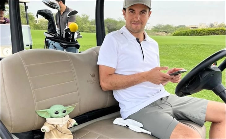Checo Pérez fue a jugar golf en compañía de Grogu