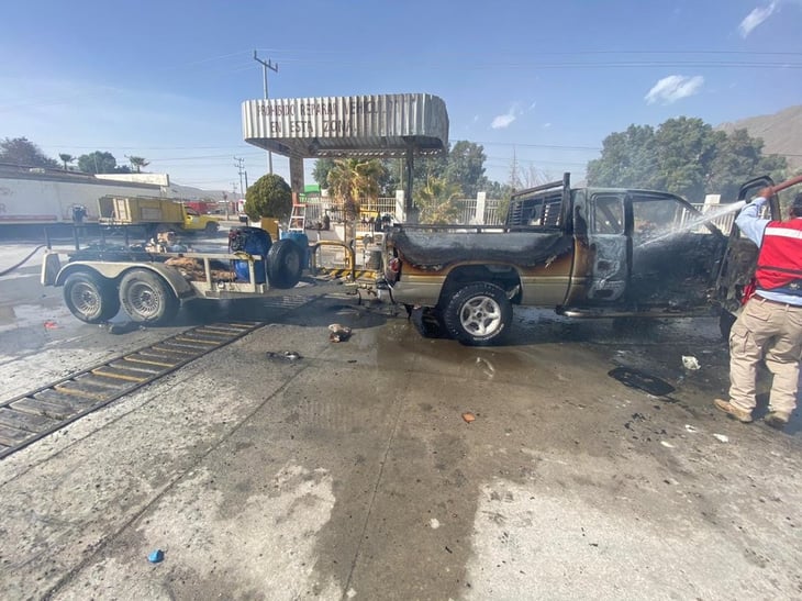 Camioneta arde en llamas en gasera de Cuatro Ciénegas