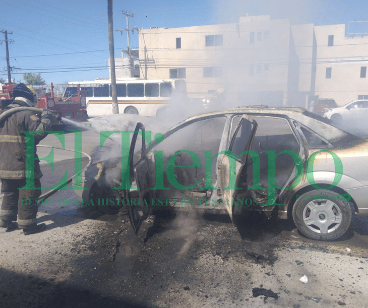 Auto arde en llamas en la colonia Picasso de Monclova