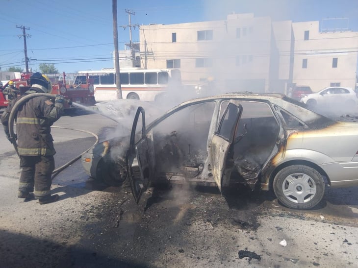 Auto arde en llamas en la colonia Picasso de Monclova