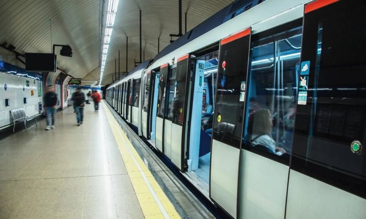 Mujer muere arrollada por el Metro en España luego de que su pie quedara atorado