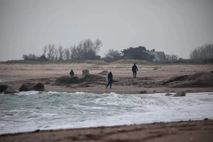 “Tsunami blanco” en playas de Francia, ¿qué hay detrás del hallazgo de toneladas de cocaína?