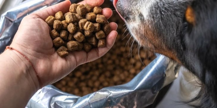 La inflación impulsa venta a granel de alimento de mascota