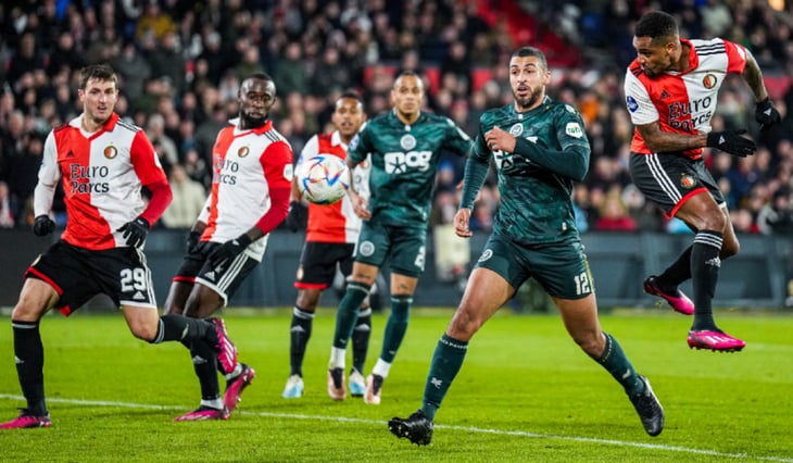 Santi Giménez jugó el partido en victoria dramática del Feyenoord