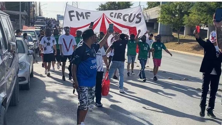 Seguidores de Rayados protestan contra FMF por veto a Barra La Adicción