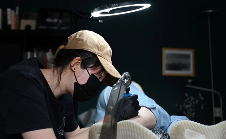 Tatuadora china graba con tinta las historias de sus clientas y se convierte en un símbolo de empoderamiento