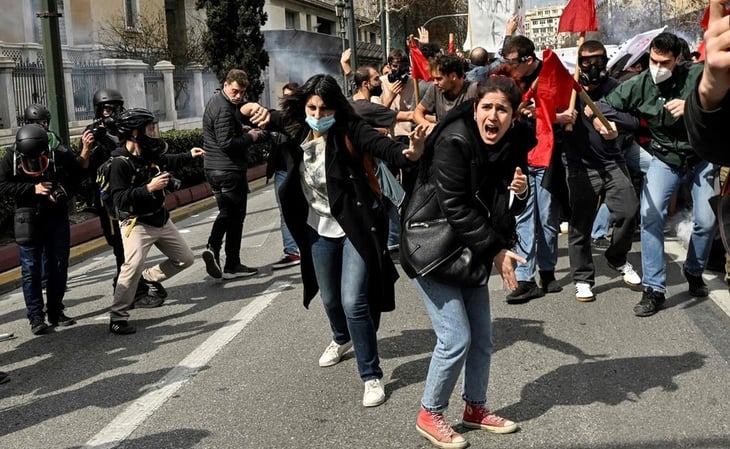 Registran violentas protestas en Grecia tras accidente de trenes que dejó 57 muertos