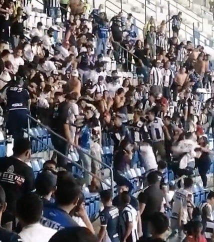 Violencia en el estadio de Rayados: fans regios pelean entre sí