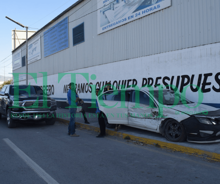 Camioneta impacta auto de chica en los límites de Monclova y Frontera