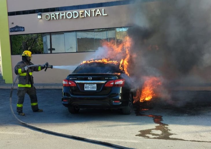 Hombre de Texas se lleva el susto de su vida al incendiarse su auto