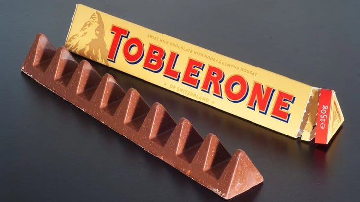 El chocolate Toblerone va a “perder” su icónico logo de la montaña suiza
