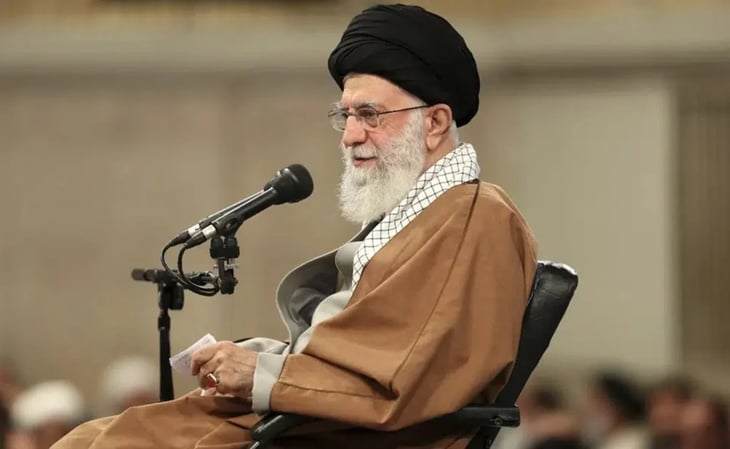 Líder supremo iraní pide pena de muerte para quienes envenenan a mujeres en las escuelas