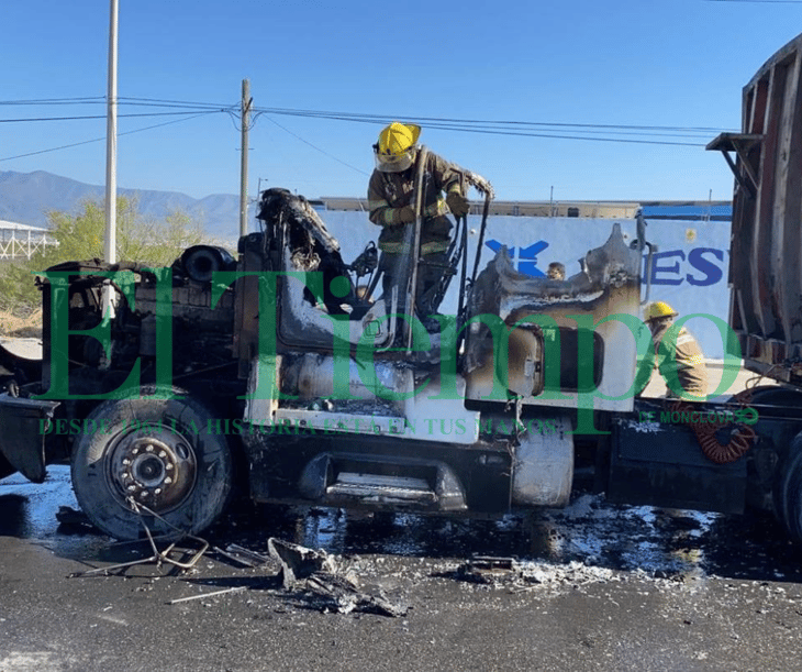 Tracto camión arde en llamas en el libramiento Carlos Salinas de Gortari