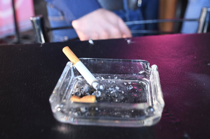 10 restauranteros 'tumban' la ley antitabaco con amparos