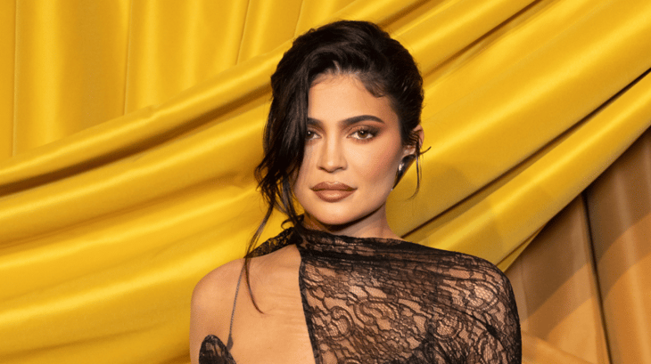 Kylie Jenner remarca sus curvas con lujoso vestido traslúcido en campaña publicitaria
