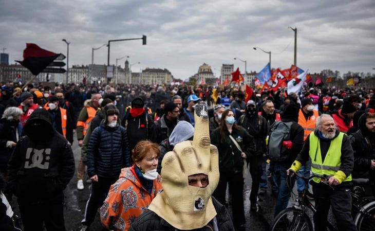 Con bloqueos y trenes paralizados, manifestantes protestan contra la reforma de pensiones en Francia