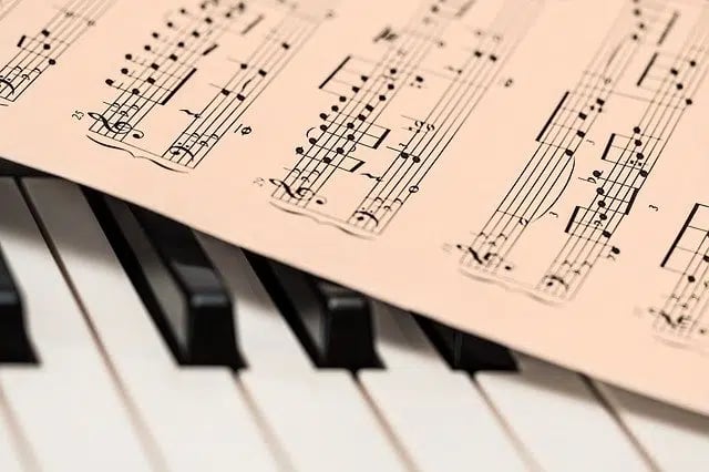 ¿Qué beneficios tiene escuchar música clásica para la salud?