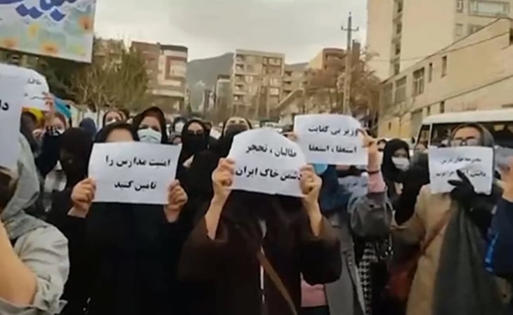 Maestros salen a las calles en Irán en protesta por presunto envenenamiento de niñas