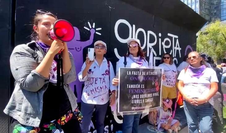 Mujeres sobrevivientes de cáncer protestan pintando sus cicatrices: “Nuestras muertes son un feminicidio institucional”