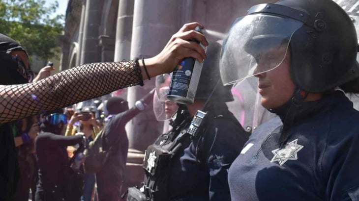 8M: Feministas retiran vallas del palacio de Gobierno del Edomex; se enfrentan a policías