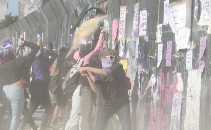 Rocían con gas a feministas tras doblar vallas que resguardan el Palacio Nacional
