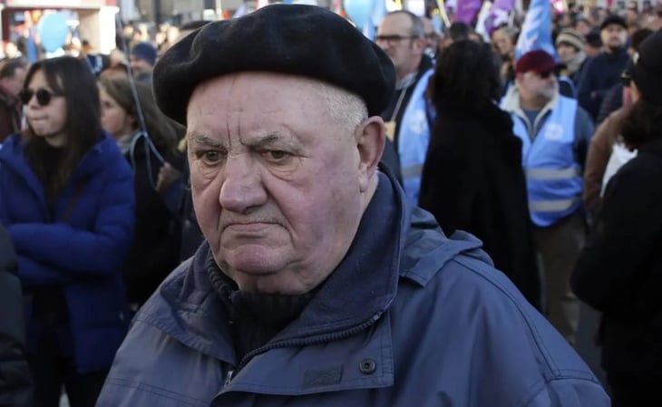 Senado francés aprueba retrasar edad de jubilación a 64 años