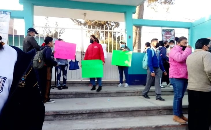 Madres de familia cierran telesecundaria por abuso sexual a cuatro jóvenes en Hidalgo