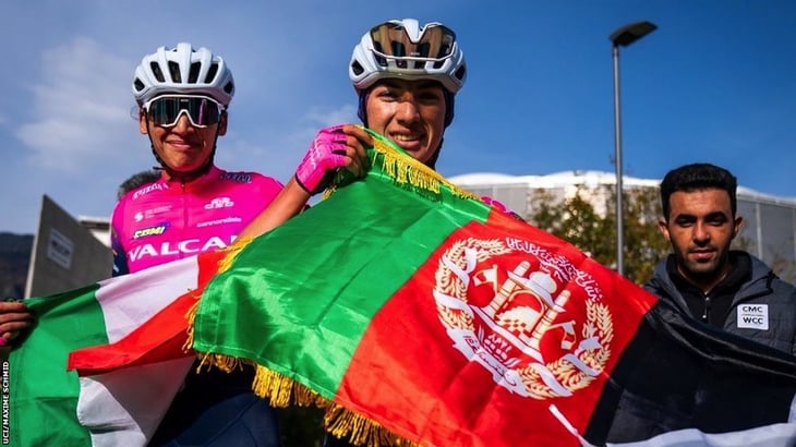 'Trataban de atropellarnos y nos arrojaban piedras': las ciclistas afganas que competían en secreto y huyeron del Talibán