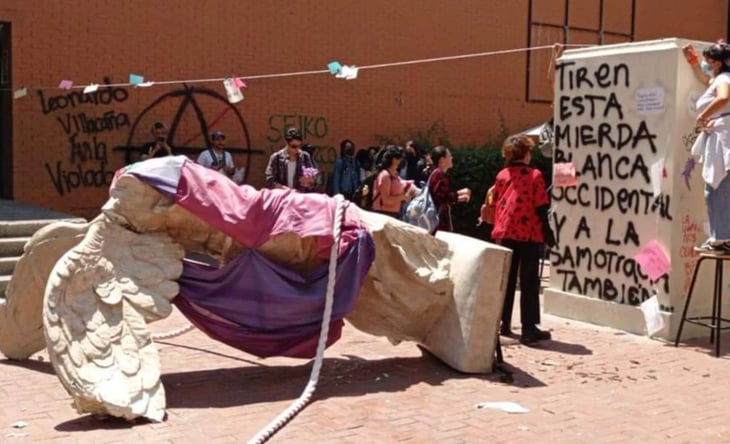 Estudiantes de la Facultad de Artes y Diseño de la UNAM protestan contra acoso sexual; derriban escultura