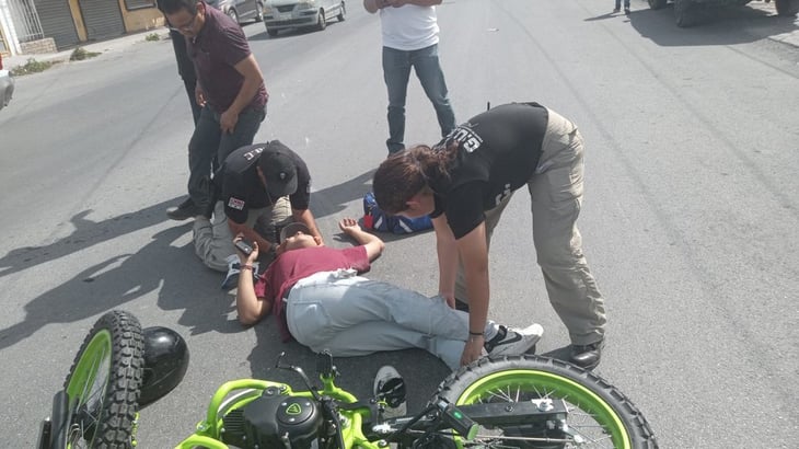 Motociclista se estrella contra una camioneta