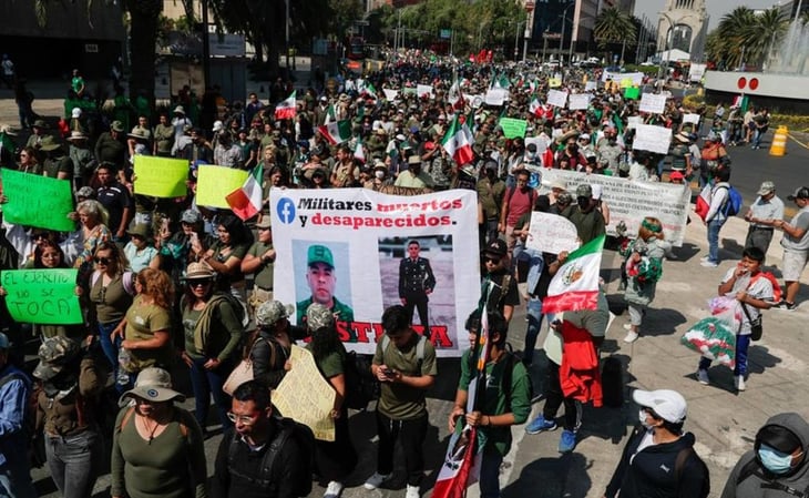 Cientos de personas vestidas de verde olivo exigen respeto a derechos humanos de militares