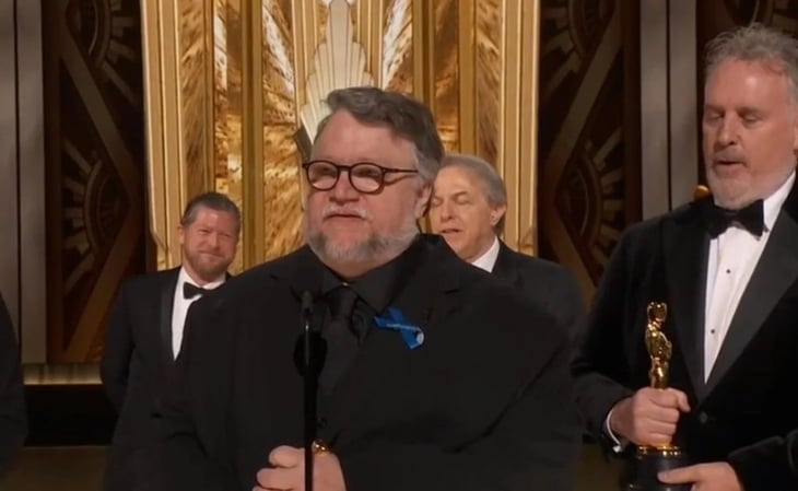 Premios Oscar: ¿Por qué Guillermo del Toro y otros famosos portaron un moño azul en la gala?