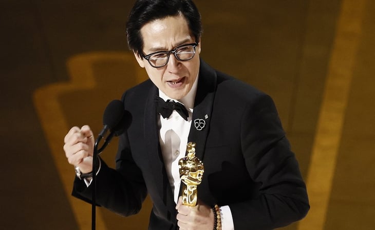 Al borde del llanto Ke Huy Kuan recibe su primer Oscar: 'Este es el sueño americano'