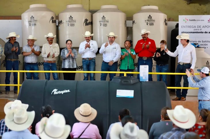 En el medio rural Ayuntamiento de Saltillo entrega tinacos y otros apoyos